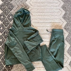 Girls Old Navy Leggings/cropped hoodie set